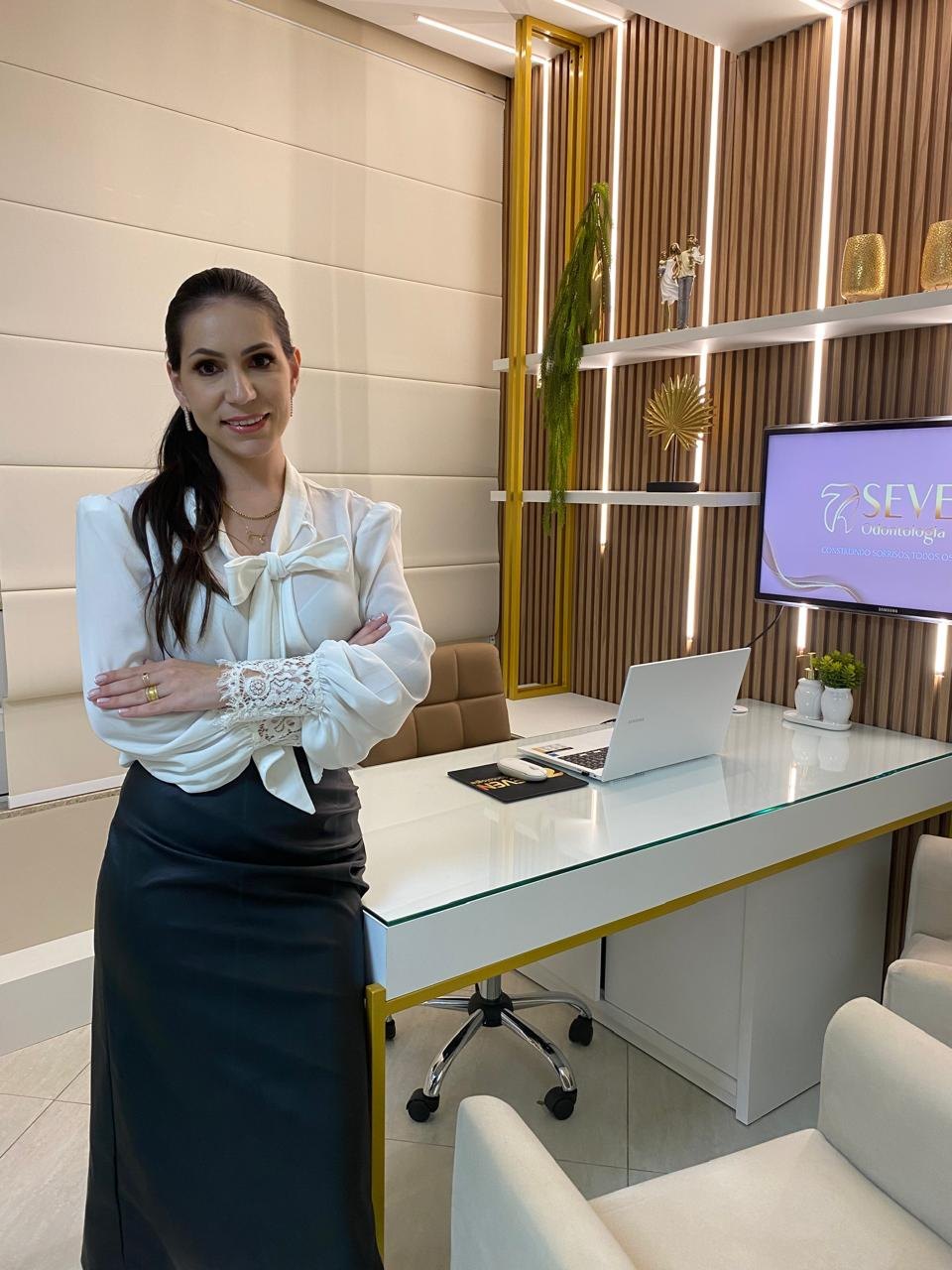 Dra. Gabriela no consultório da Seven Odontologia